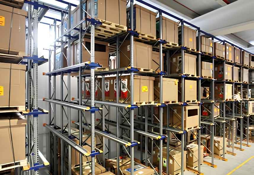 Rayonnage à accumulation pour stockage de palettes haute densité