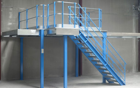 Plateforme et mezzanine de stockage pour maximiser l'espace en entrepôt