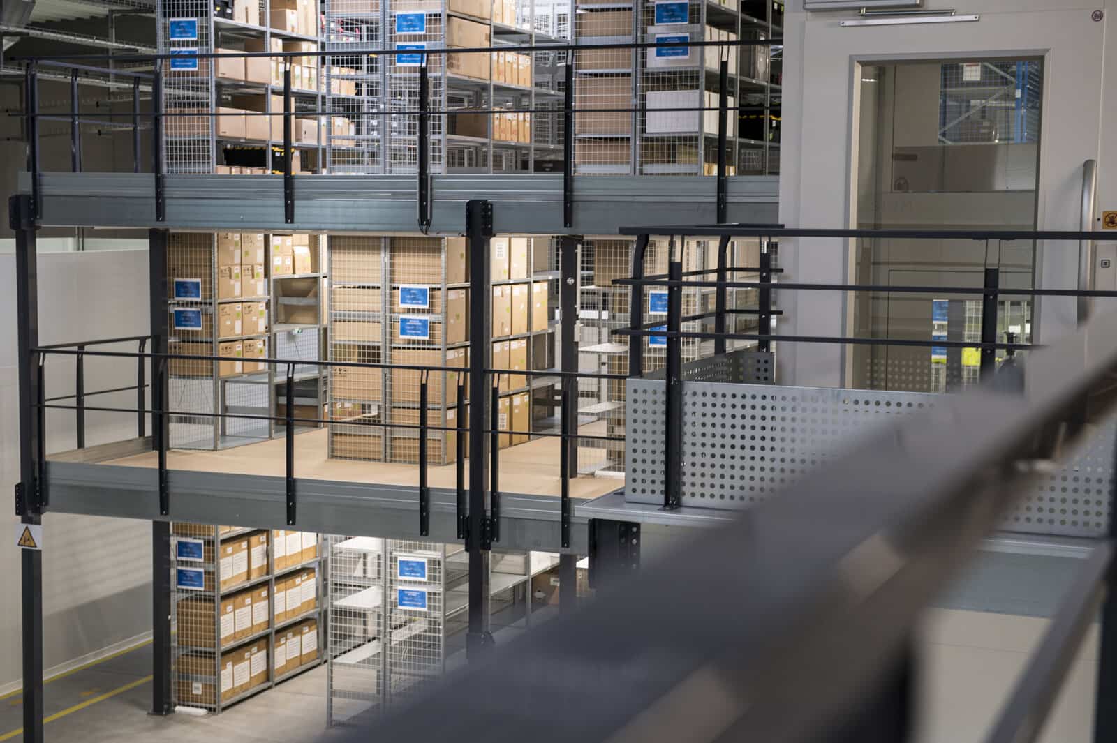 Plateforme industrielle au-dessus d'une zone de stockage