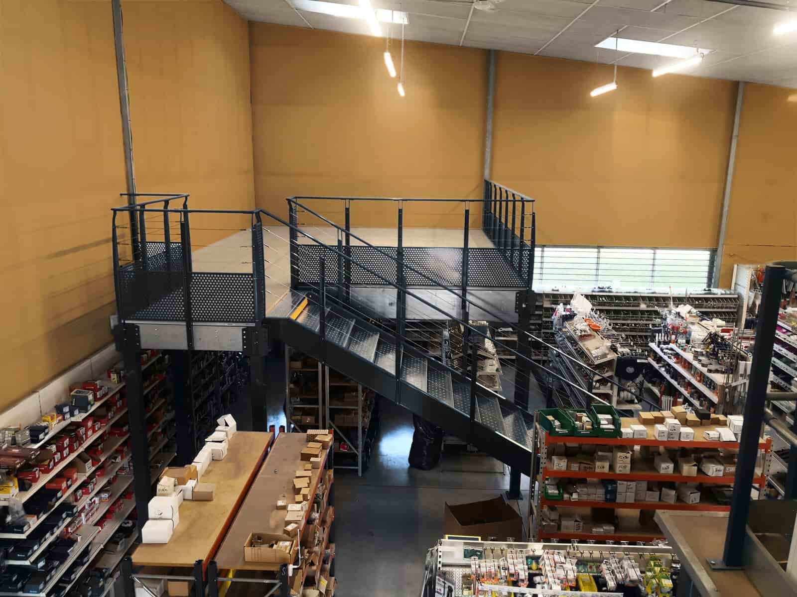 Escalier et garde-corps de plateforme mezzanine industrielle